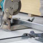 un'attrezzo per tagliare il legno con delle tavole di legno accanto
