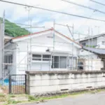 la facciata di una casa in ristrutturazione con impalcature